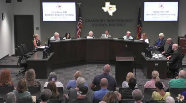 德克萨斯州学校董事会受托人因涉嫌潜入图书馆而受到谴责