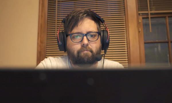 年轻人通过网上交友来对抗孤独