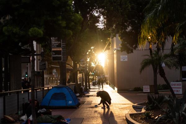 加州启动了一项严格的计划来遏制精神疾病和无家可归