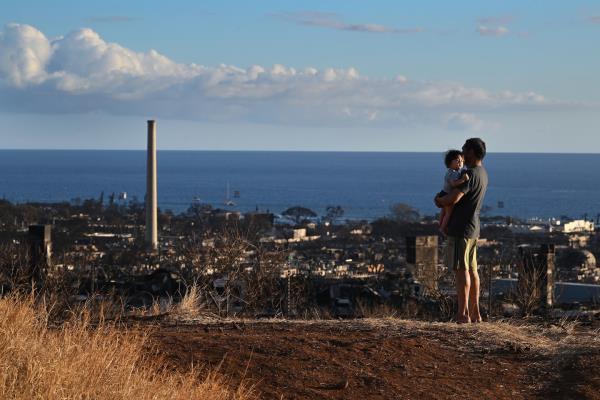 拜登将访问毛伊岛，野火幸存者质疑政府的反应