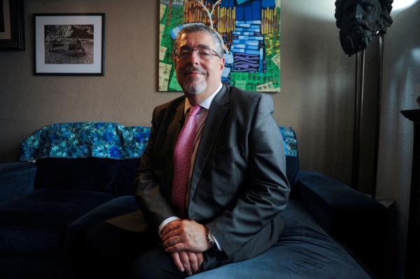 危地马拉法院暂停贝尔纳多·阿尔萨瓦罗的反腐Semilla党