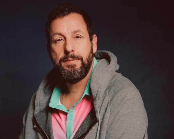 整形外科医生费利西蒂·菲什曼在病人的石膏上作画