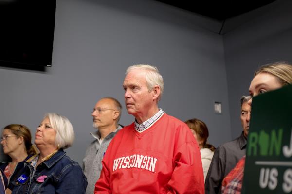 在罗恩·约翰逊和曼德拉·巴恩斯的竞选中，种族是一个中心问题