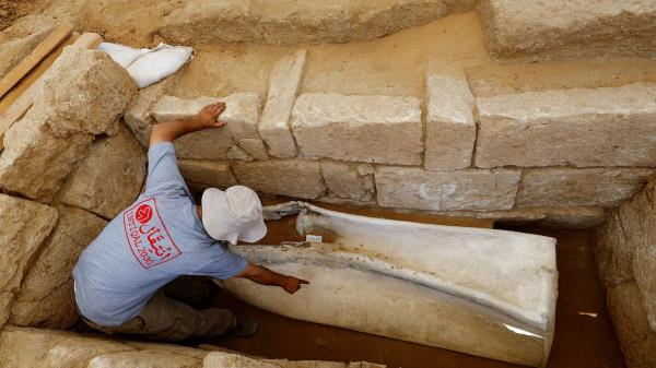 加沙地带考古学家在罗马时代墓地发现墓葬和石棺