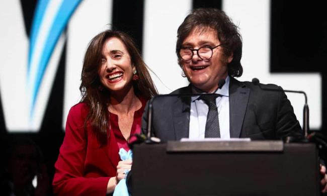 防弹少年团和泰勒·斯威夫特的粉丝们对哈维尔·米莱和他的竞选伙伴说了一大堆