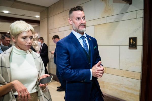 佛罗里达州国会议员格雷格·斯图布从25英尺高的梯子上摔下，受重伤