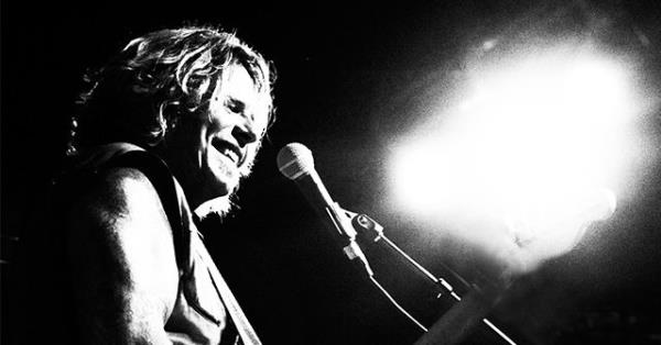 听：纳什维尔名人堂词曲作者杰弗里·斯蒂尔发行单曲“我是美国人”：我厌倦了人们贬低我们