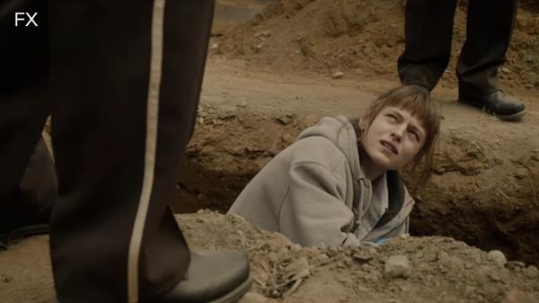 艾玛·科林在FX电视台的《世界尽头的谋杀案》中饰演Z世代侦探