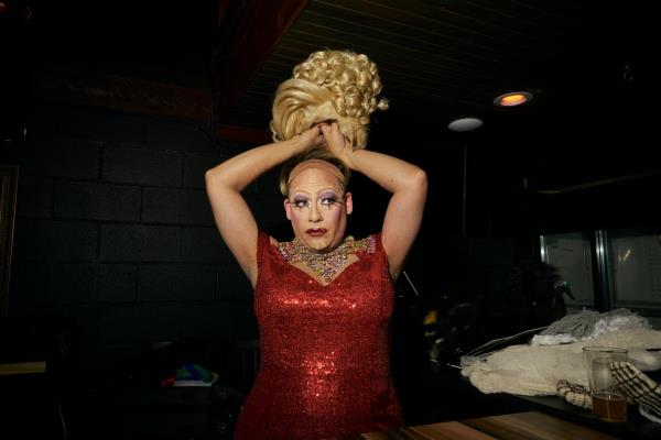 Q俱乐部枪击案发生后，一名变装表演者担心自己的生命安全