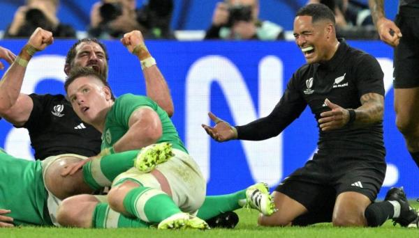 橄榄球世界杯：全黑队的老将亚伦·史密斯穿着黑色球衣战胜了爱尔兰队，这让他松了口气