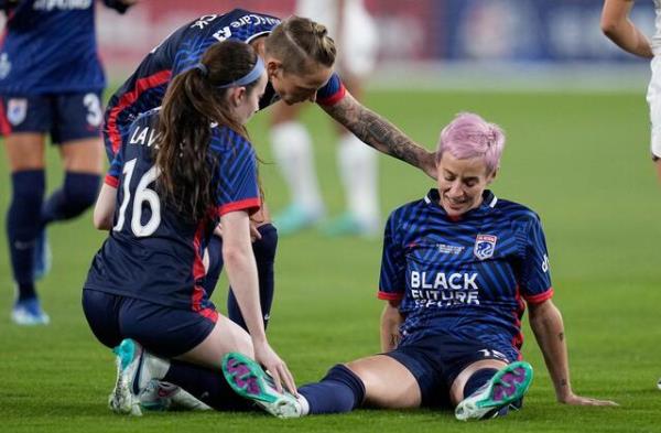 梅根·拉皮诺在她职业生涯的最后一场比赛中受伤后蹒跚下场