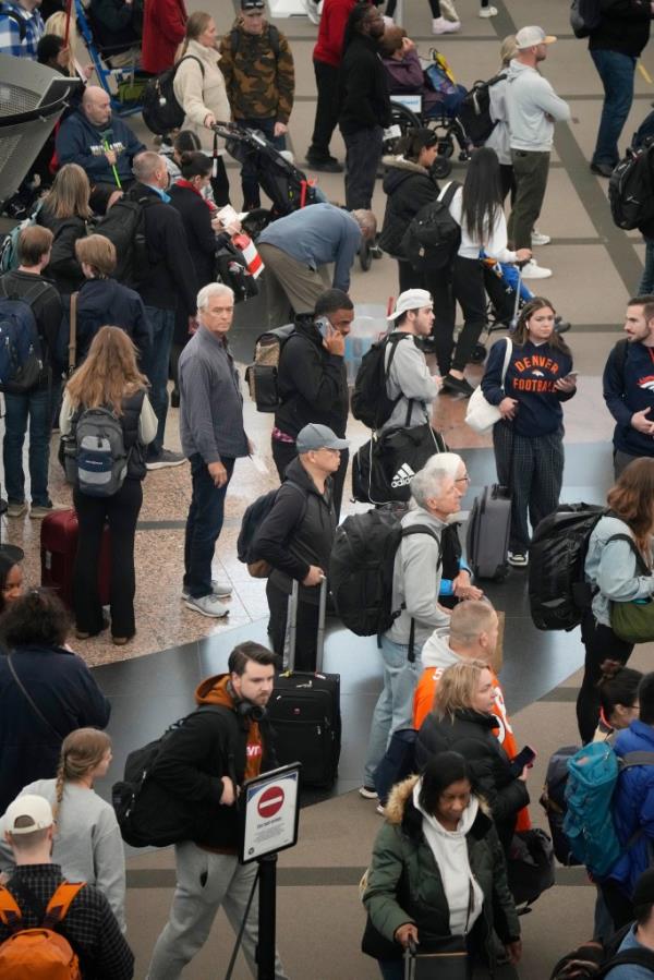 A storm in the northeast is expected to wreak havoc on Thanksgiving travel, but will likely end before Macy's Thanksgiving Parade begins in New York City.