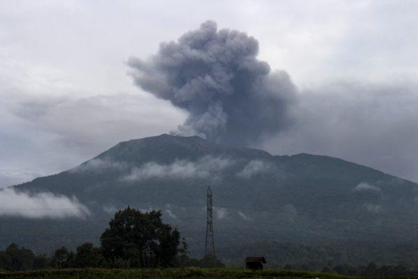 印尼火山爆发，11名徒步旅行者死亡，12人失踪