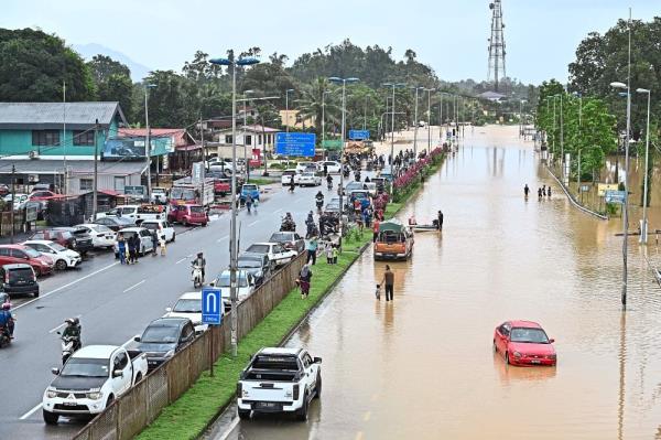Mayhem on the streets: A number of vehicles stranded in floodwaters and by the side of Jalan Kuala Berang following co<em></em>ntinuous rain, resulting in road closures in several areas. — Bernama