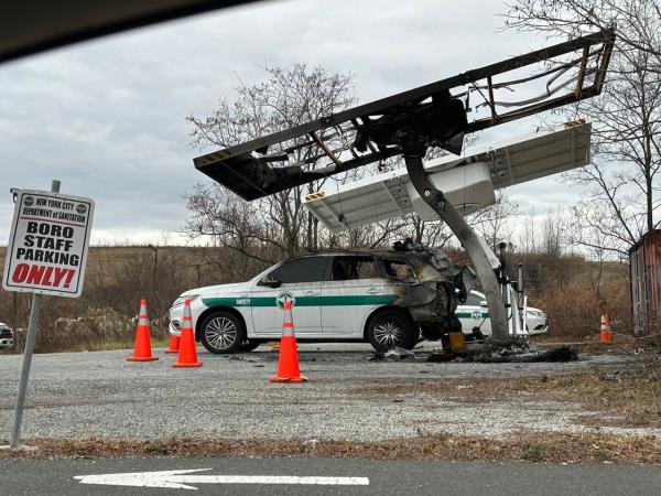 史丹顿岛环卫车库被烧毁的电动汽车