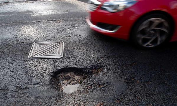 英国坑坑洼洼和道路缺陷导致求助人数激增