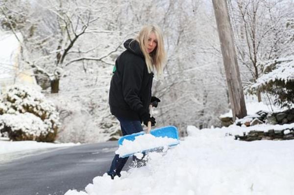 “海拔发挥了很大作用”：风暴几乎没有给波士顿留下任何积雪，但山上的积雪高达一英尺