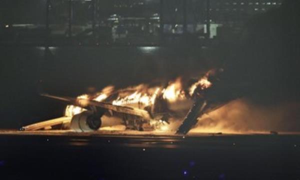 日本航空公司的飞机在羽田机场着火