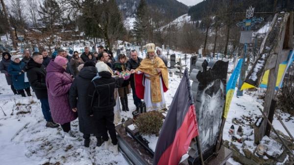 乌克兰准备在12月25日第一次庆祝圣诞节，俄罗斯炮击造成4人死亡