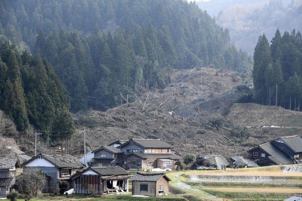 日本村庄在地震后等待救援