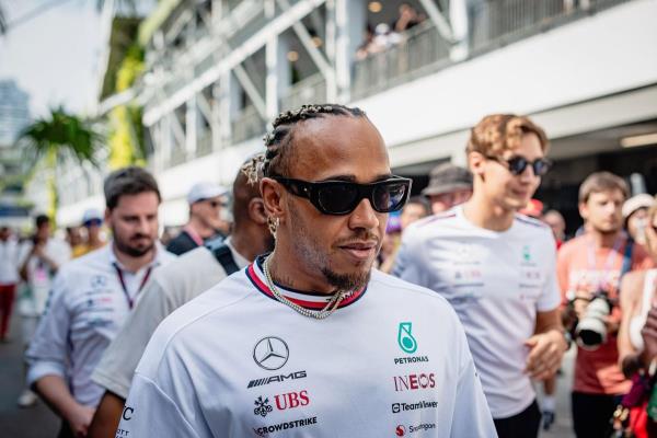 七届F1冠军刘易斯·汉密尔顿将于2024年底离开梅赛德斯加盟法拉利