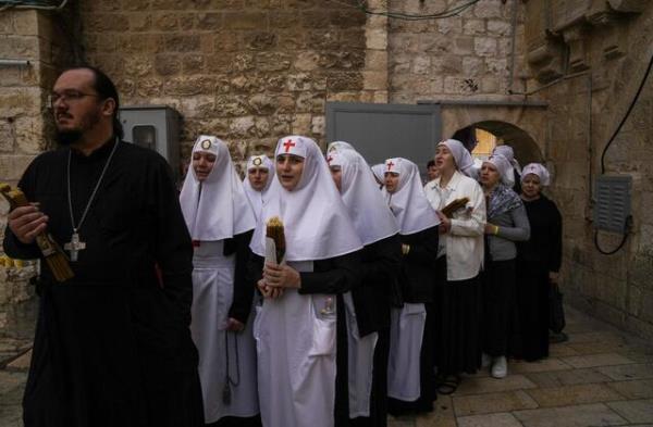 基督徒在限制下涌向“圣火”