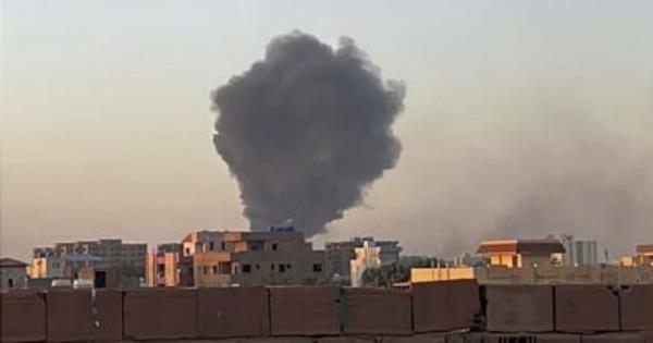 外交官逃离苏丹;公民们挣扎着逃离