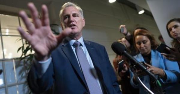 麦卡锡面临着几乎不可能完成的任务，试图团结众议院共和党并为政府提供资金