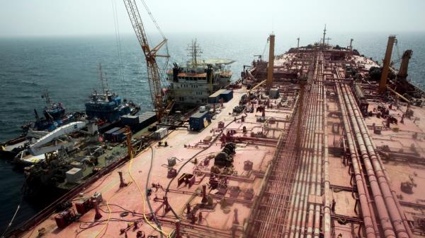 联合国称，从一艘日益恶化的油轮上卸下的100多万桶石油停泊在也门海域