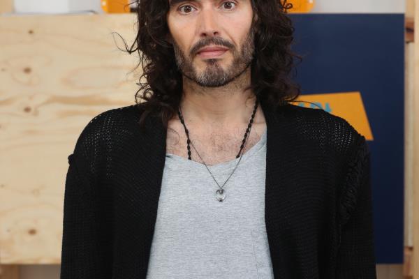 第四频道和BBC的老板们就拉塞尔·布兰德的指控发表讲话