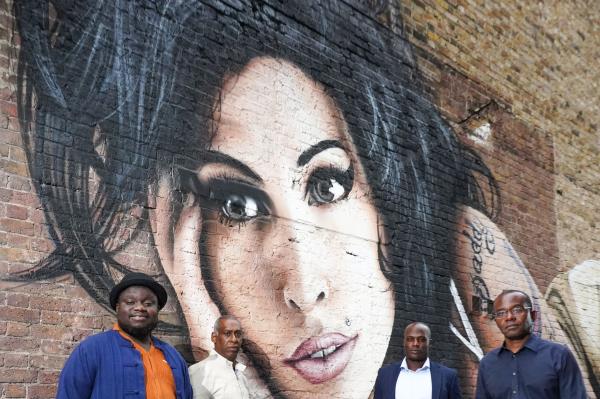 艾米怀恩豪斯的原始乐队通过访问老卡姆登出没来纪念歌手40岁