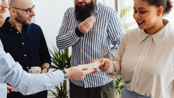 研究表明，在青年时期，健康和财富之间的联系因种族而异