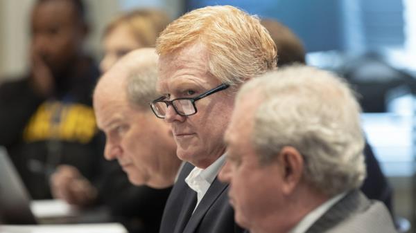 为什么真实犯罪爱好者对亚历克斯·默达夫的审判如此着迷