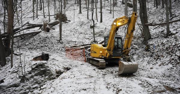 目击美国联邦调查局搜寻内战黄金的目击者描述了一辆满载的装甲卡车，有夜间挖掘的迹象