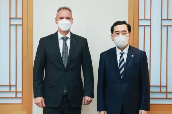 在韩国，空客计划在国内开设技术研究中心