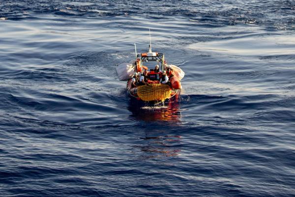 41名移民乘坐的船只被巨浪击中，其中包括儿童