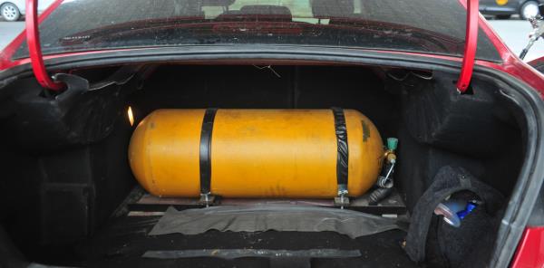 由于汽油价格的上涨，汽车改用汽油的数量增长了50%