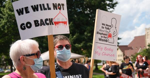 老年女性的力量-已经灭绝的共和党温和派-是时候寄邮件了