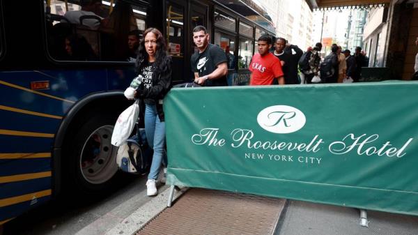 纽约市国会领导人呼吁城市大学在今年夏天把他们的宿舍变成移民住房