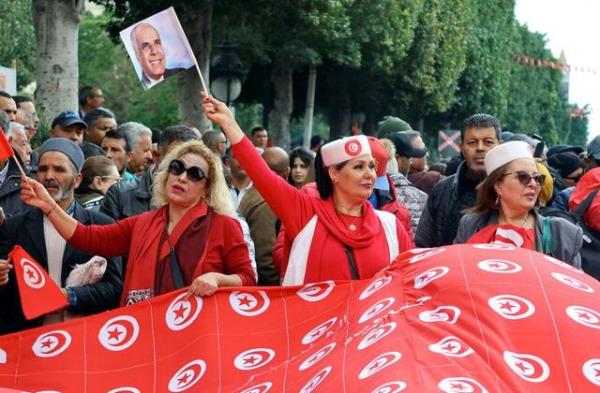 突尼斯总统支持者集会反对“叛徒”