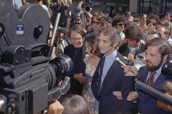 Dr. Daniel Ellsberg and his wife as they left Federal Building in Boston on June 28, 1971 after he was released on bond following an hour-long hearing. They are followed by newsmen and scores of curious onlookers. 