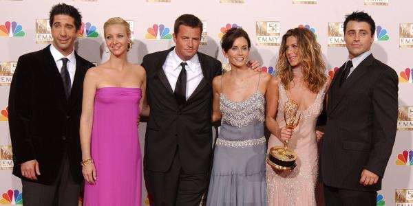 《老友记》主演安妮斯顿、勒布朗、库卓、考克斯和修蒙在一份声明中打破了对马修·派瑞去世的沉默