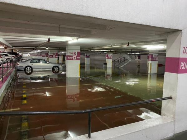 山洪袭击了苏邦游行商场，大楼管理人员表示没有人员受伤或事故报告