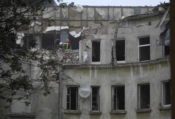 乌克兰利沃夫的公寓楼遭到导弹袭击，造成4人死亡