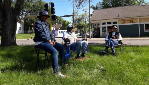 明尼阿波利斯当地人“打断暴力事件”——一次一把躺椅