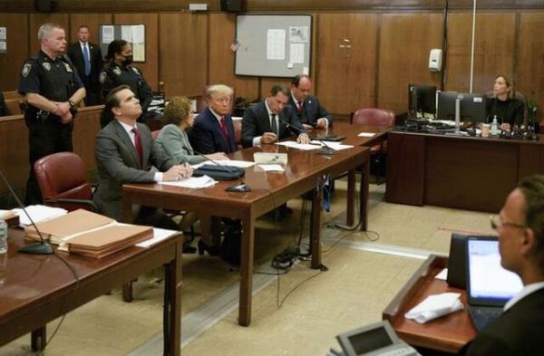 特朗普在刑事法庭受审，美国民众期待司法公正