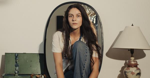 “夏日辣妹”项链背后的女人