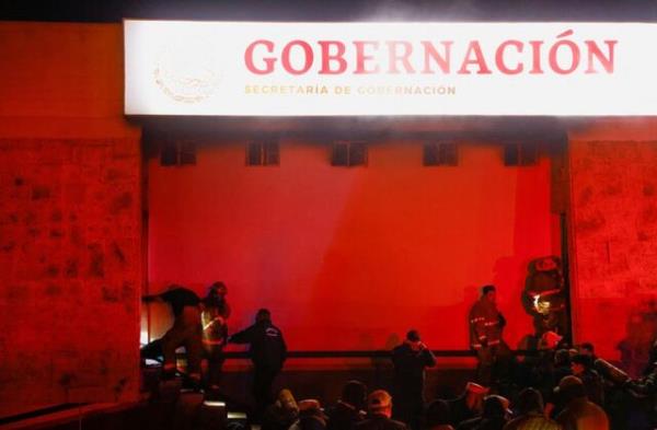 墨西哥移民负责人在致命火灾后被指控非法行为