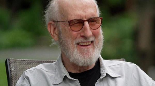 《继位》主演詹姆斯·克伦威尔从屠宰场救下了一只小猪