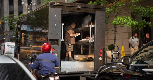 UPS员工通过批准新合同避免罢工